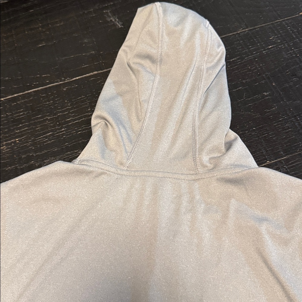 Under Armour men’s medium heat gear loose Light Gray Muscle Tee with hoodie - Picture 6 of 6